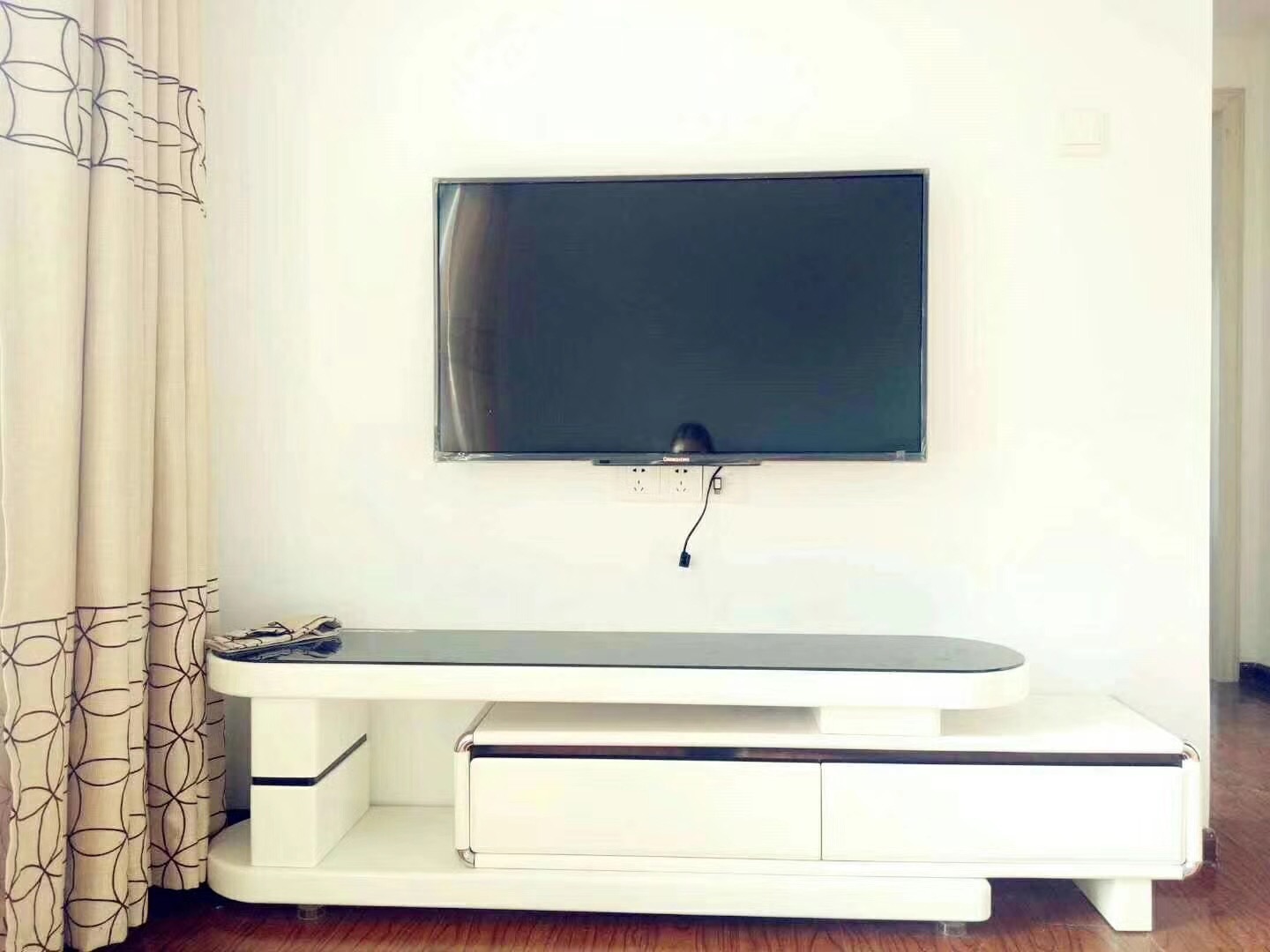 長沙90平米現(xiàn)代簡約風格客廳電視背景墻